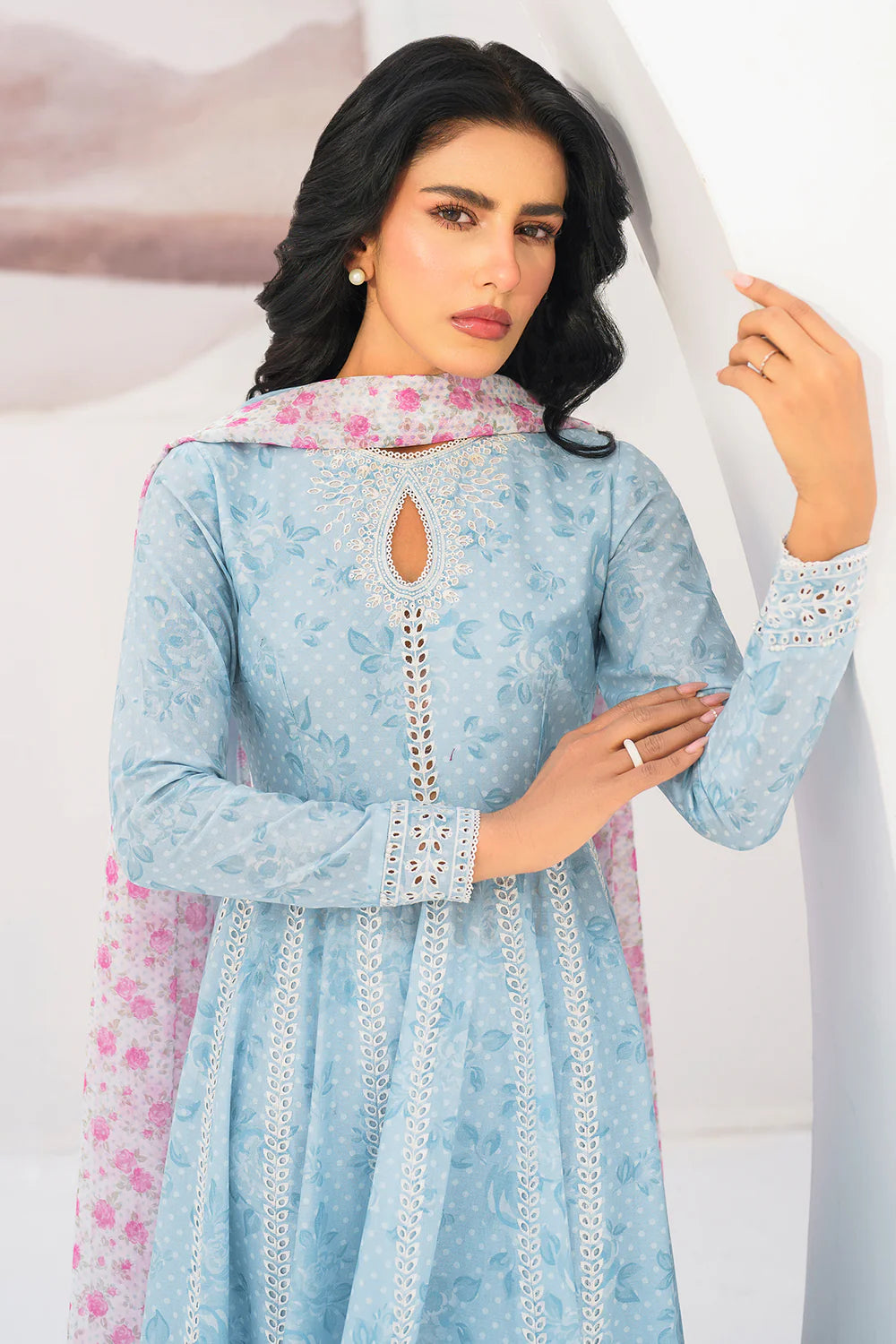 Jazmin 3Pc Embroidered Lawn Suit USE-9106 gulbuy.com