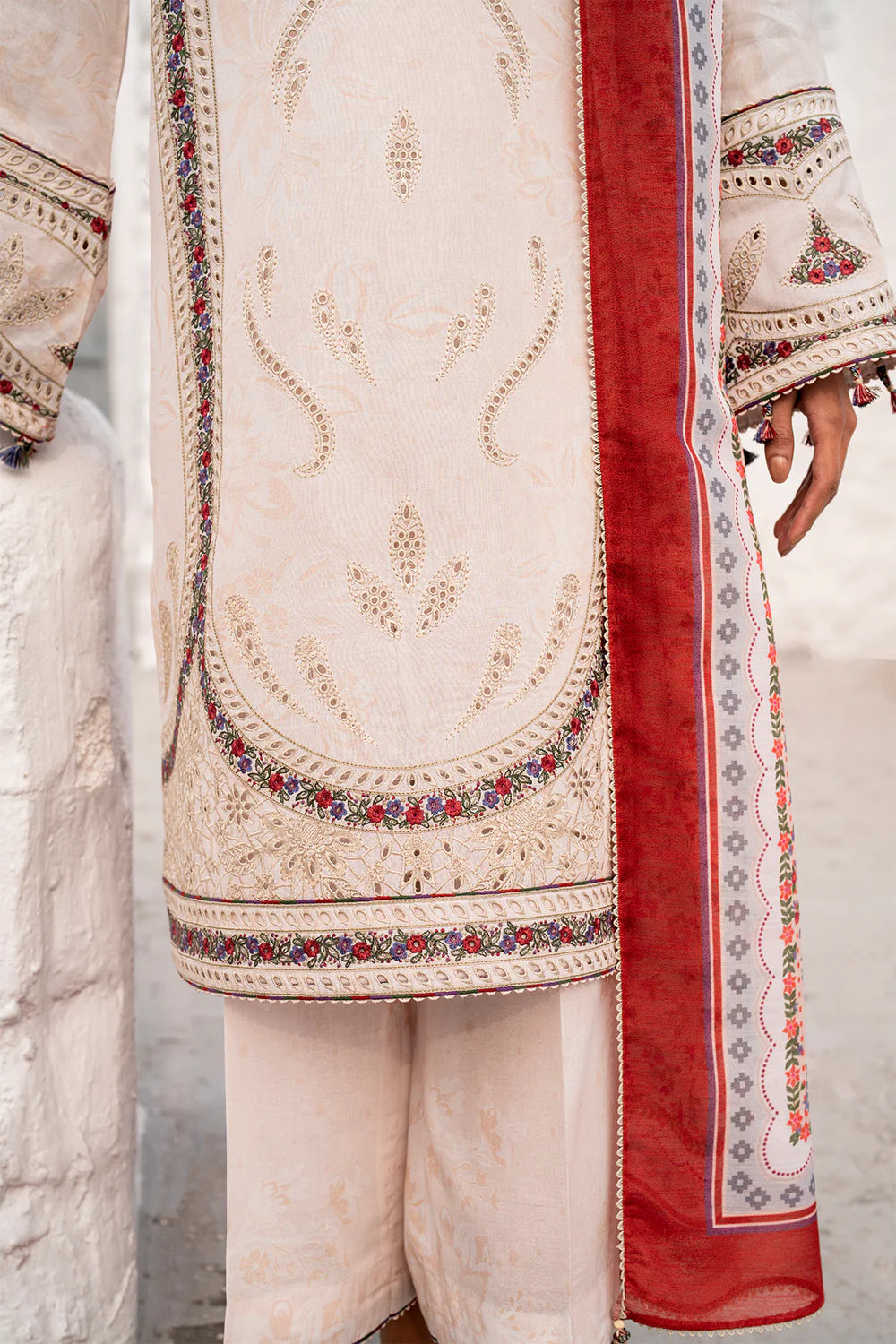 Jazmin 3Pc Embroidered Lawn Suit USE-9113 gulbuy.com
