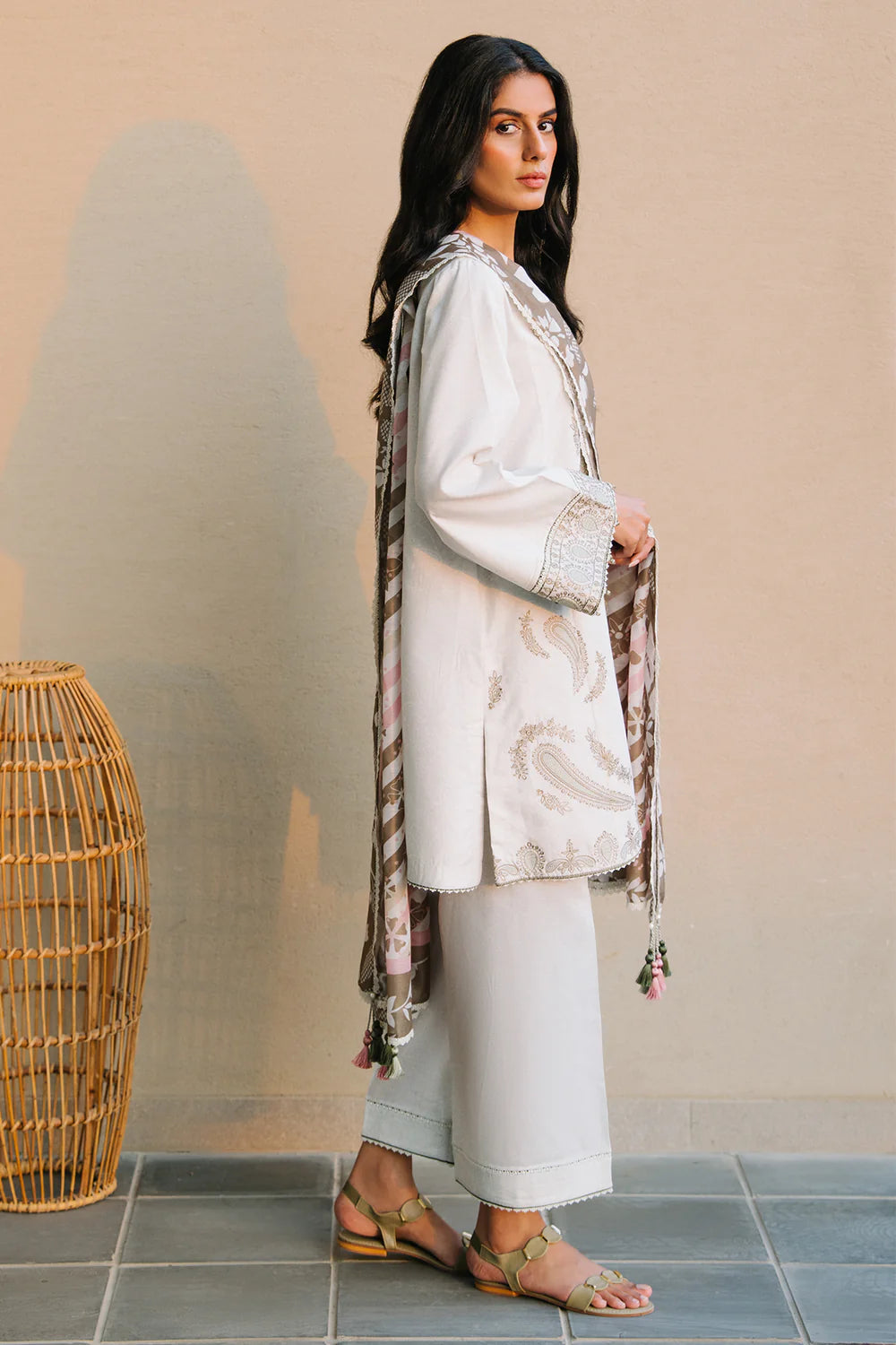 Jazmin 3Pc Embroidered Lawn Suit USE-9142 gulbuy.com