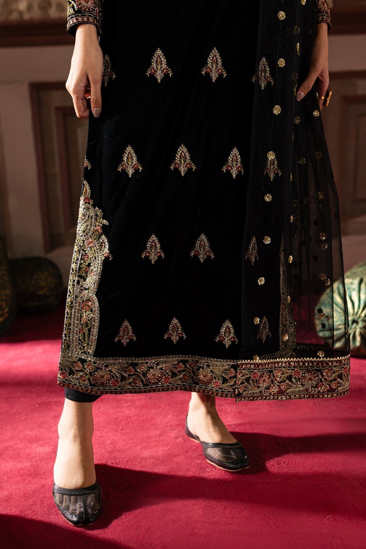 Batik 3Pc Embroidered Velvet Luxe Pret Siyah Gul gulbuy.com