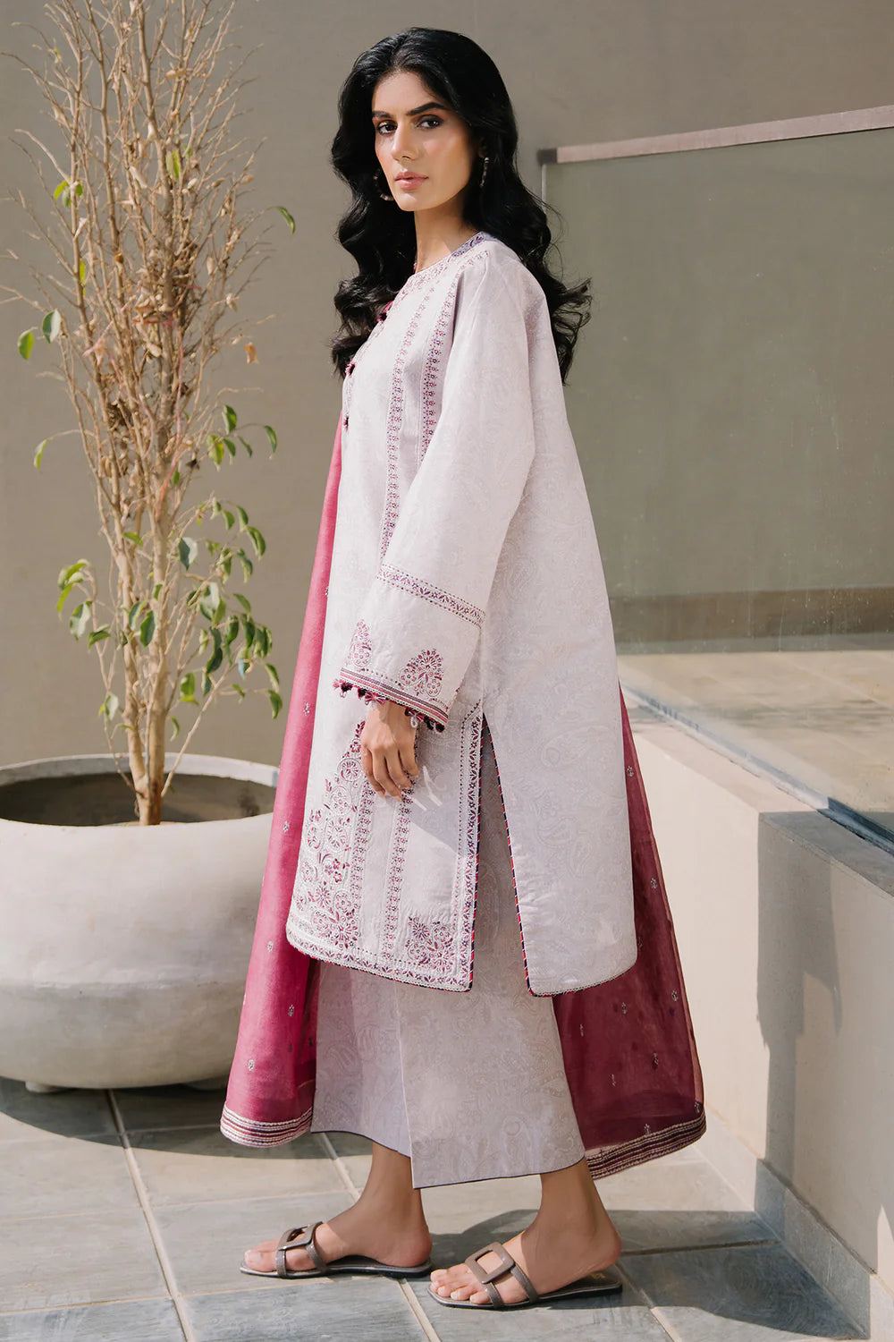 Jazmin 3Pc Embroidered Lawn Suit USE-9147 gulbuy.com