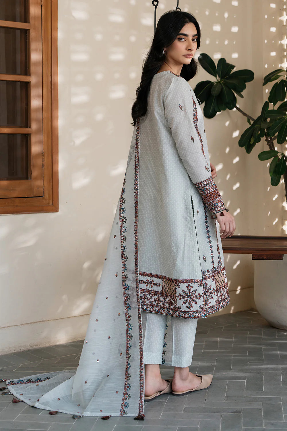 Jazmin 3Pc Embroidered Lawn Suit USE-9107 gulbuy.com