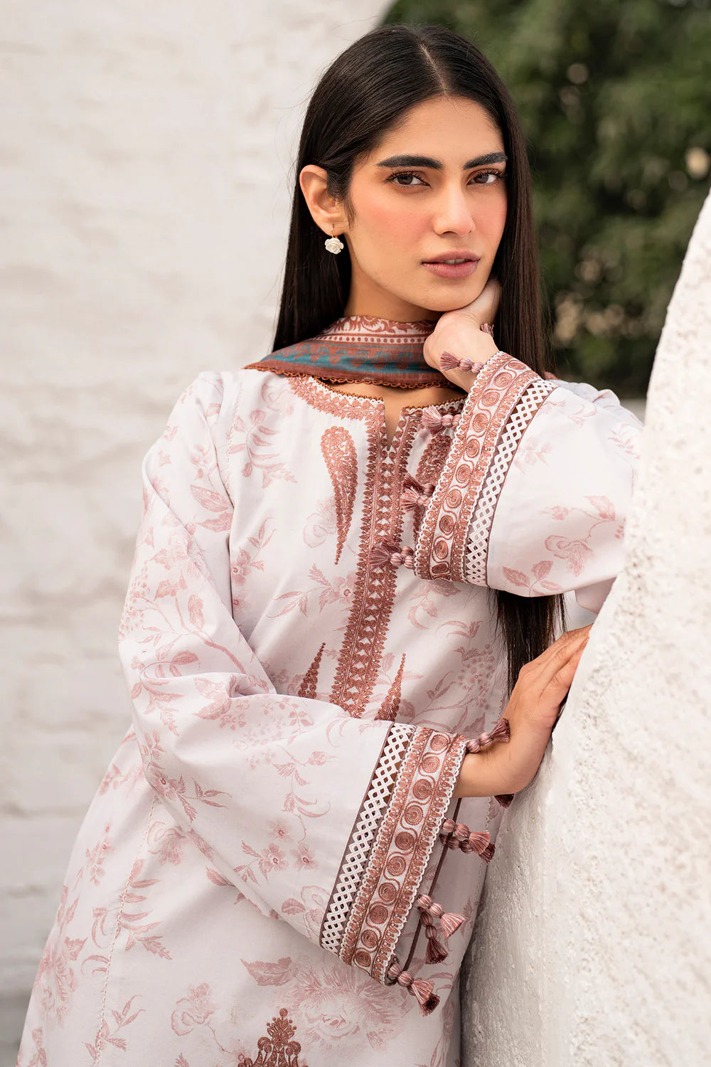 Jazmin 3Pc Embroidered Lawn Suit USE-9117 gulbuy.com