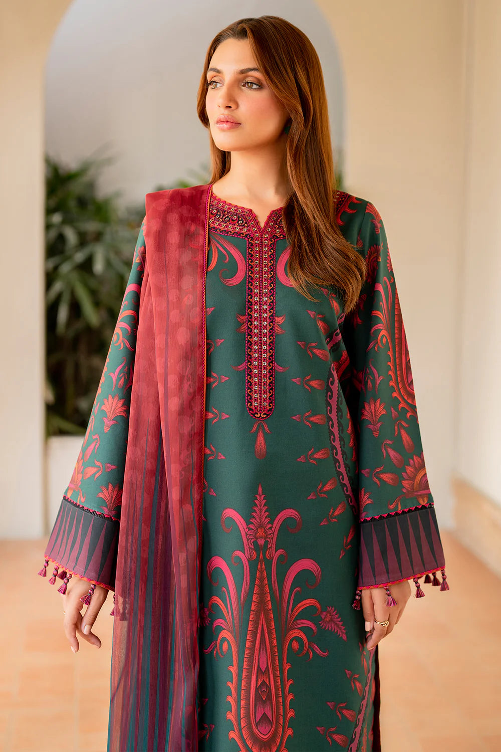 Jazmin 3Pc Embroidered Lawn Suit USE-9062 gulbuy.com