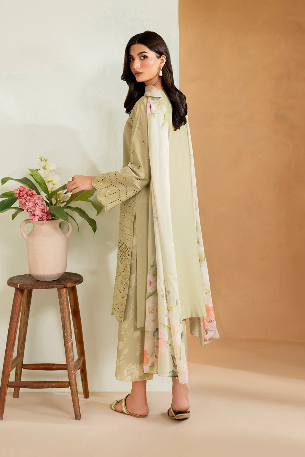 Iznik 3Pc Embroidered Lawn Suit UE-475 gulbuy.com