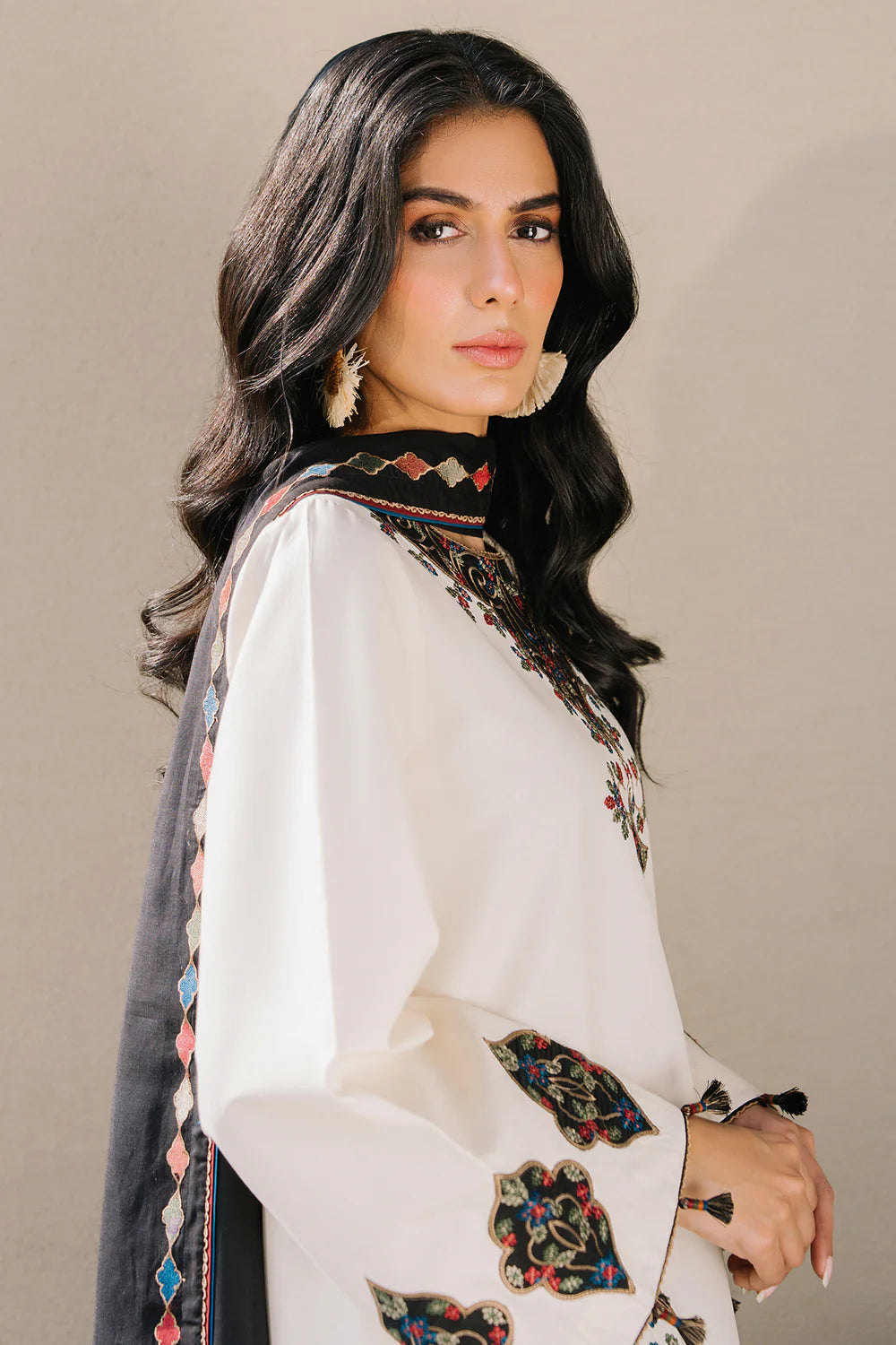 Jazmin 3Pc Embroidered Lawn Suit USE-9144 gulbuy.com