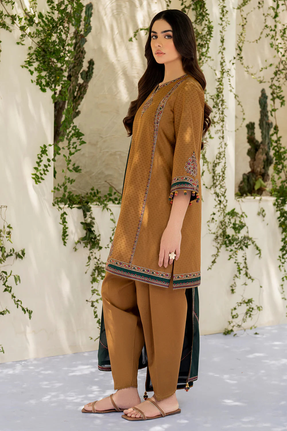 Jazmin 3Pc Embroidered Lawn Suit USE-9211 gulbuy.com