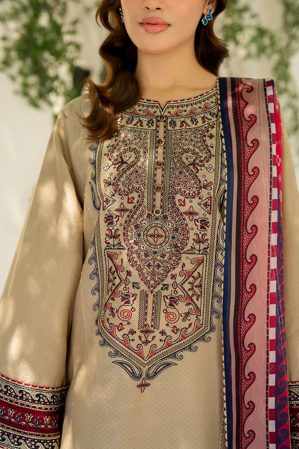 Jazmin 3Pc Embroidered Lawn Suit USE-9202 gulbuy.com