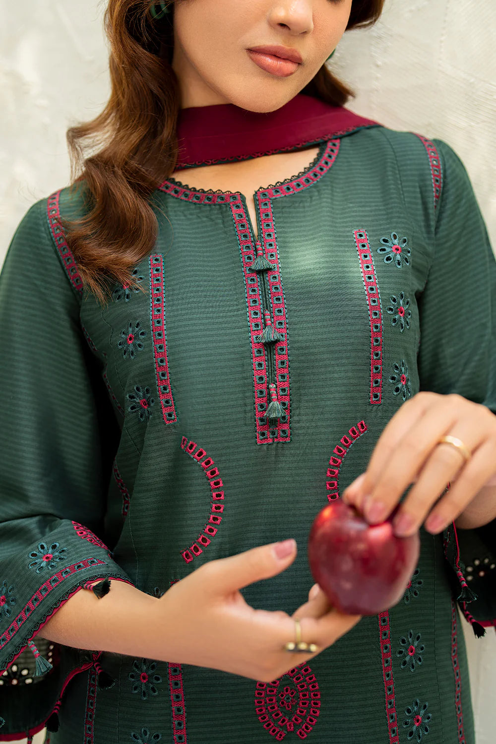 Jazmin 3Pc Embroidered Lawn Suit USE-9212 gulbuy.com