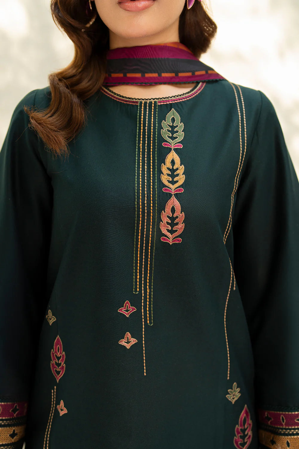 Jazmin 3Pc Embroidered Lawn Suit USE-9207 gulbuy.com