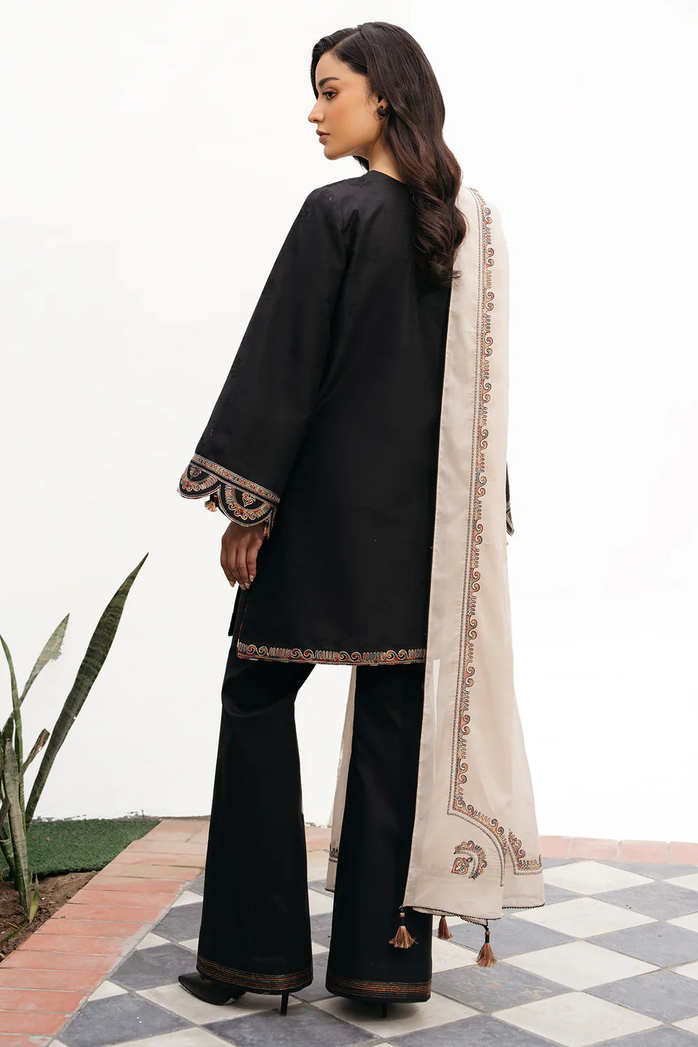 Jazmin 3Pc Embroidered Lawn Suit USE-9184 gulbuy.com