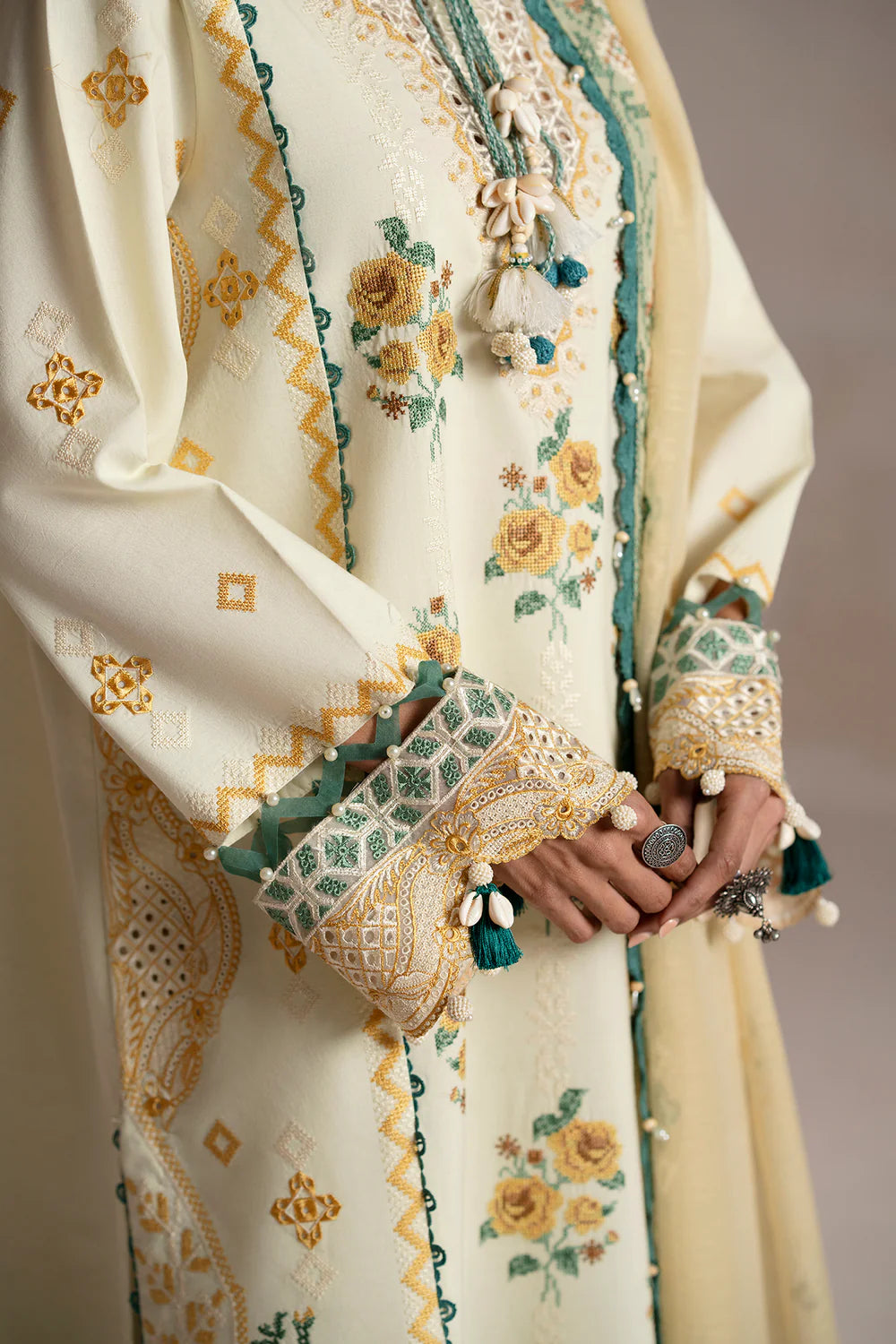 Ethnc 3Pc Embroidered Lawn Suit E0522/203/115 gulbuy.com