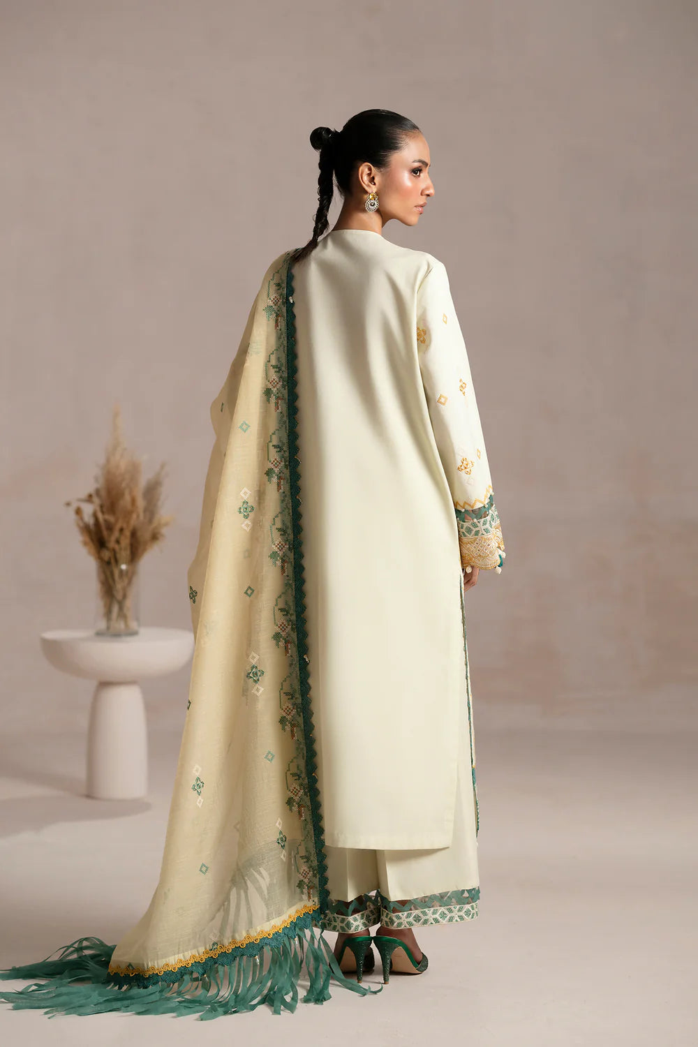 Ethnc 3Pc Embroidered Lawn Suit E0522/203/115 gulbuy.com