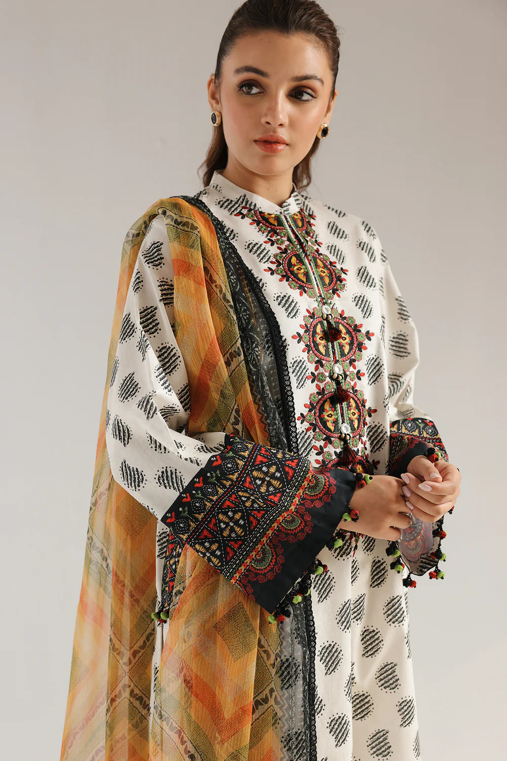 Ethnc 3Pc Embroidered Lawn Suit E0572/203/005 gulbuy.com