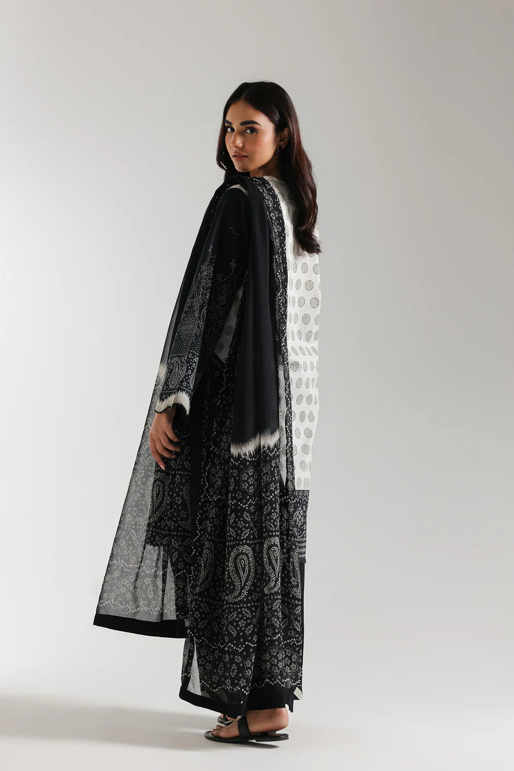 Ethnc 3Pc Embroidered Lawn Suit E0588/203/901 gulbuy.com