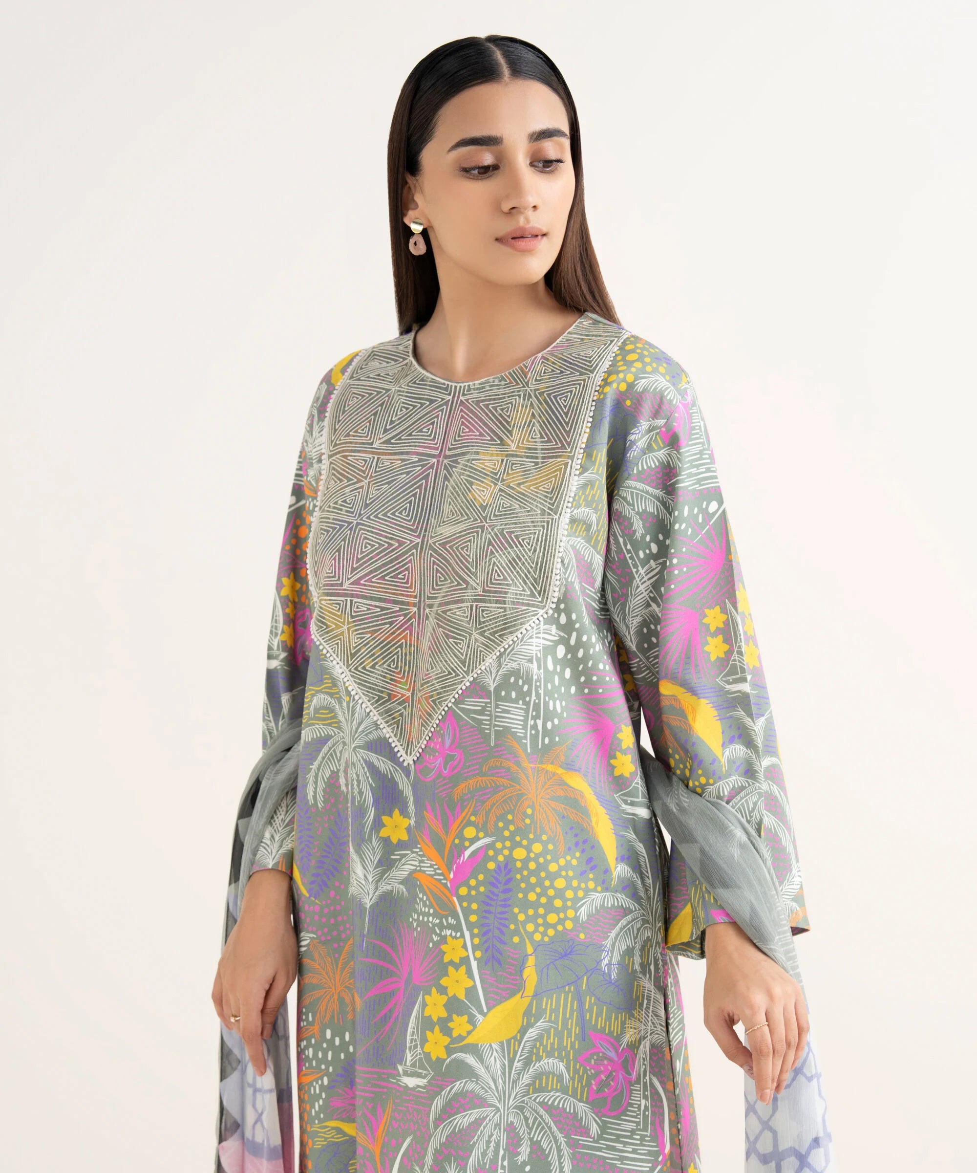 Sapphire 3Pc Embroidered Lawn Suit 000EDYCODE14 gulbuy.com