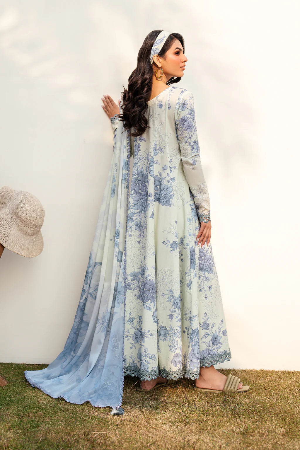 Iznik 3PC Embroidered Lawn Suit UE-390 gulbuy.com