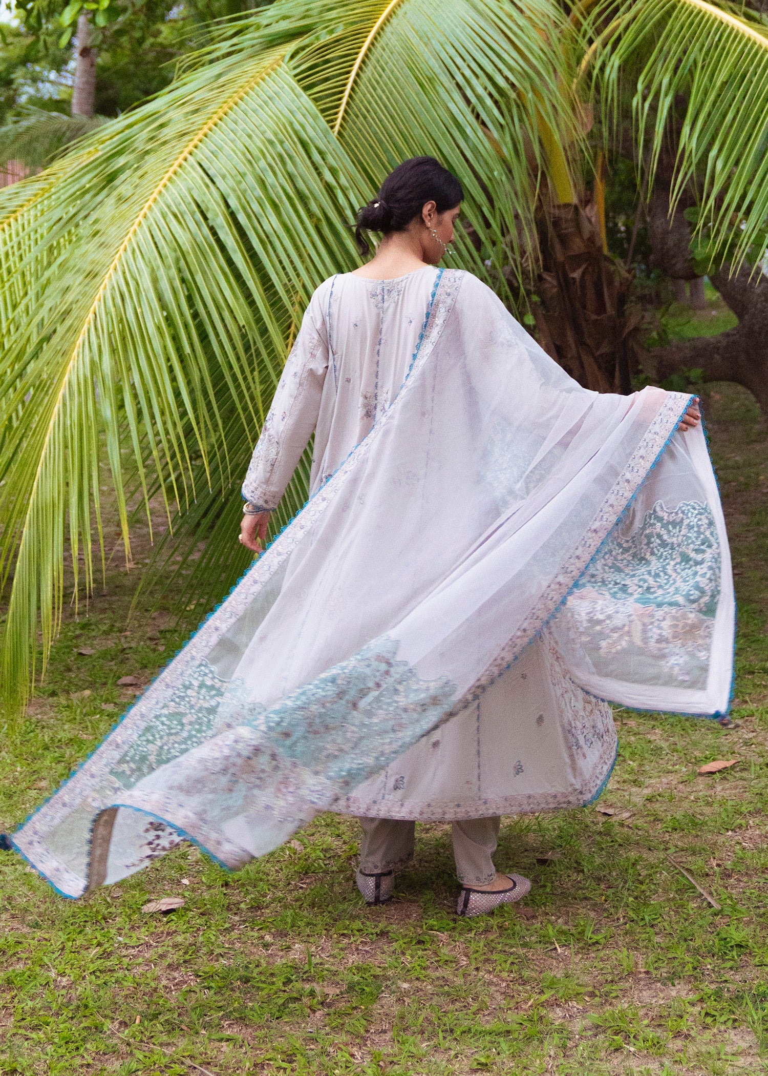 Haseens 3Pc Embroidered Lawn Suit Fizzah