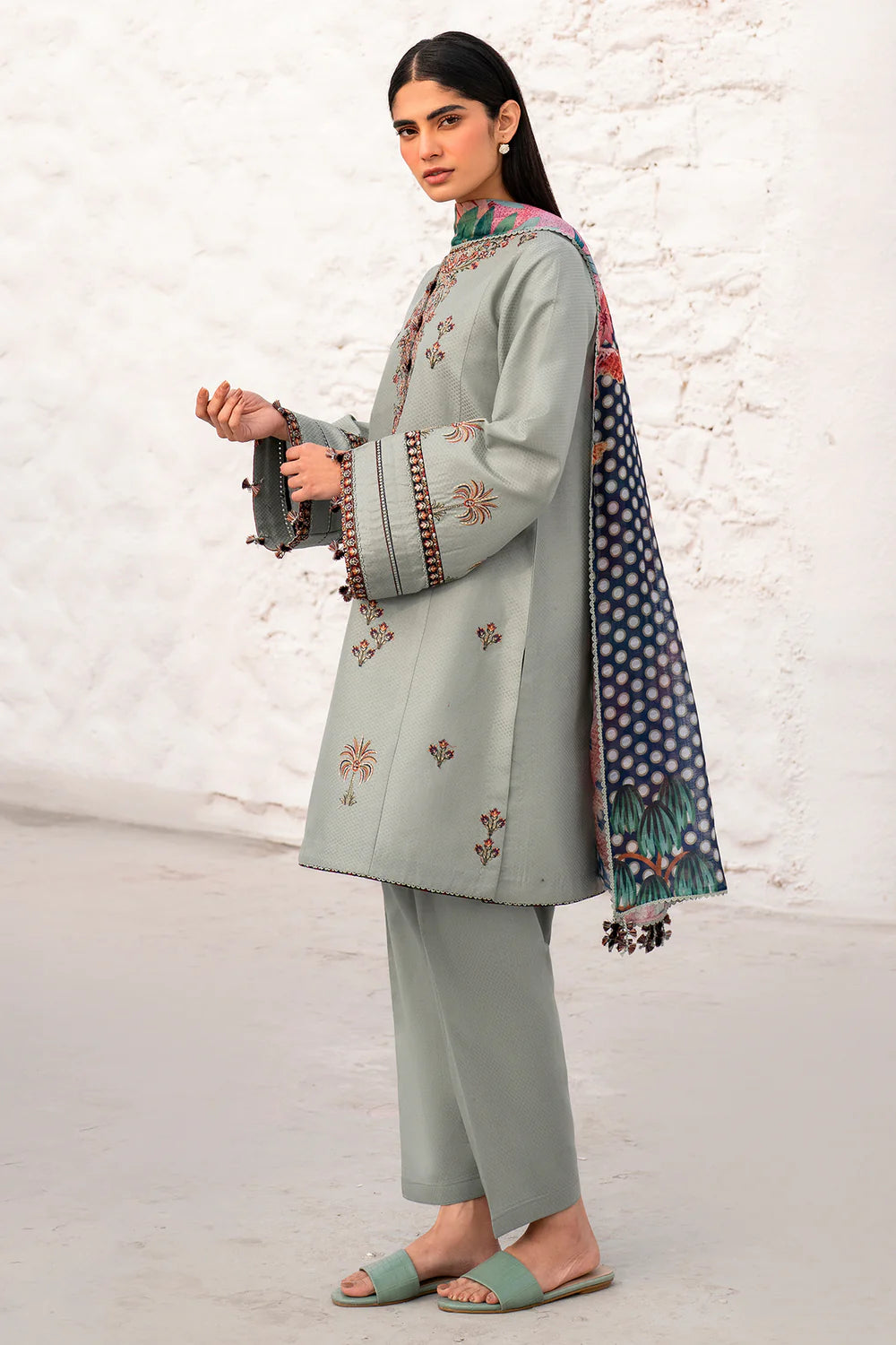 Jazmin 3Pc Embroidered Lawn Suit USE-9115 gulbuy.com