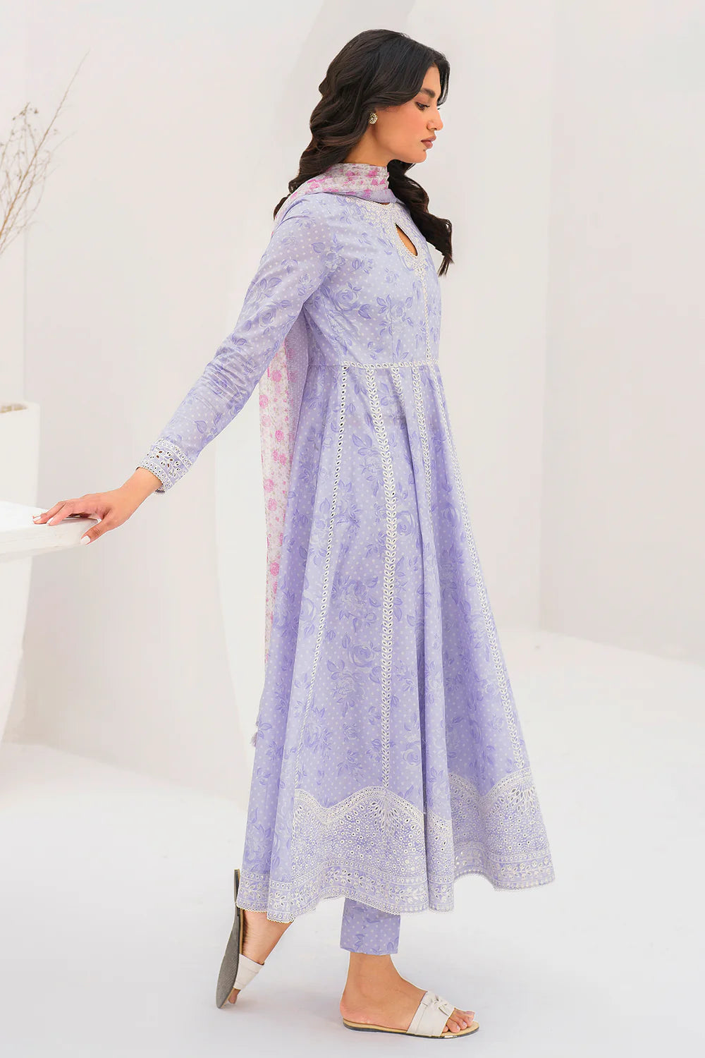 Jazmin 3Pc Embroidered Lawn Suit USE-9105 gulbuy.com