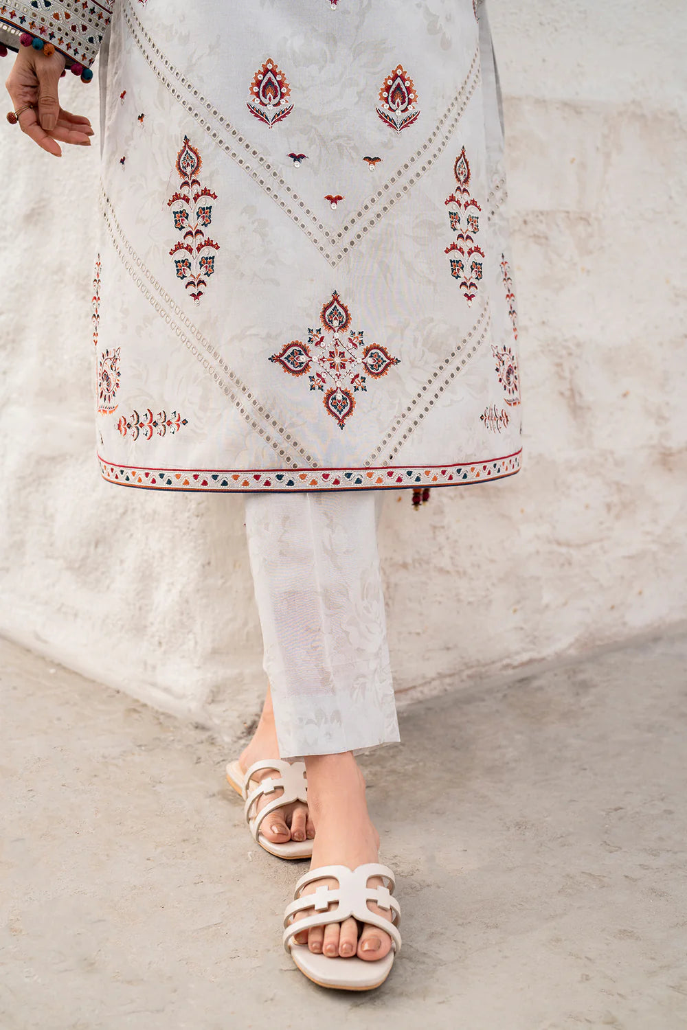 Jazmin 3Pc Embroidered Lawn Suit USE-9126 gulbuy.com