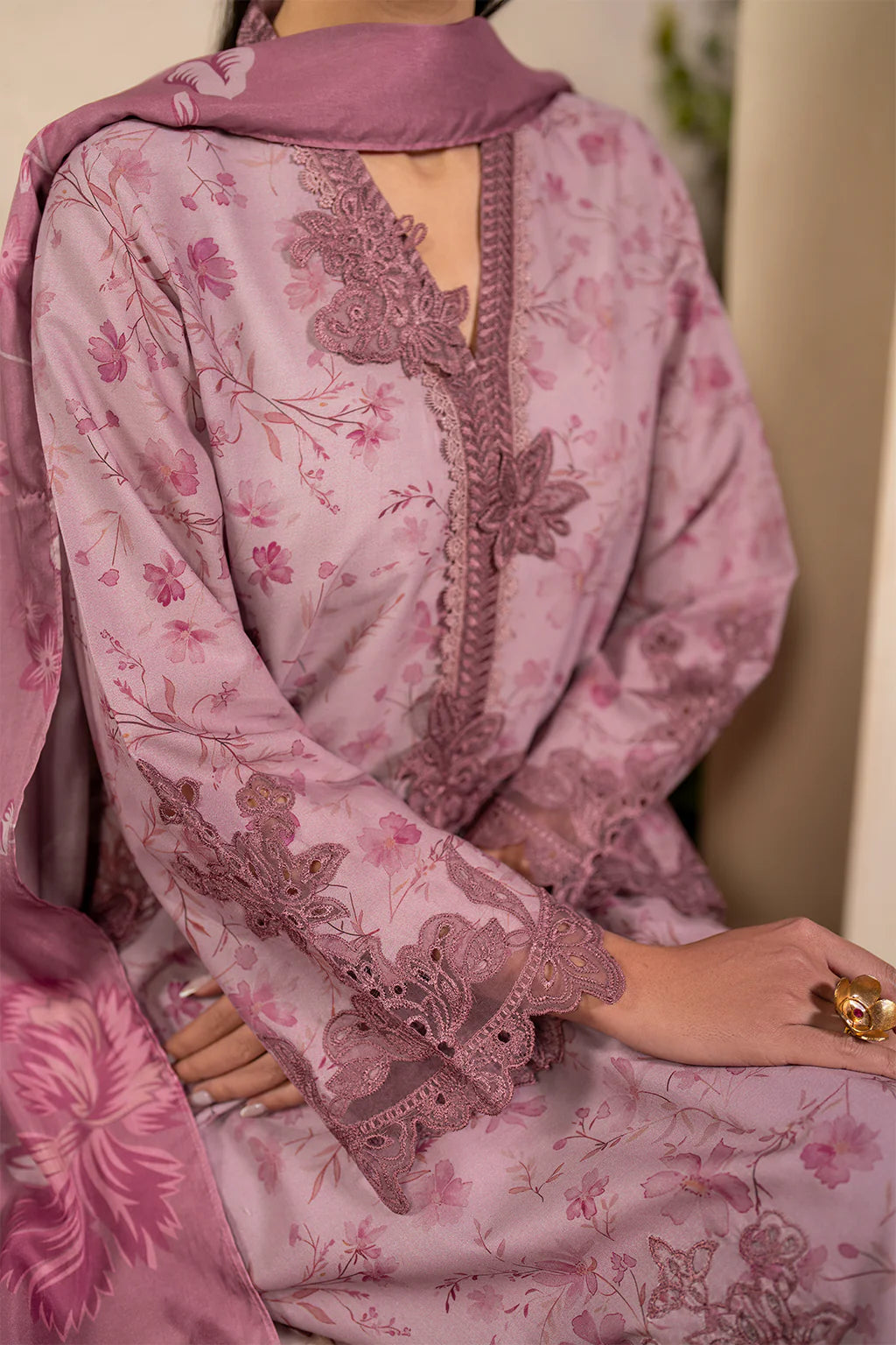 Iznik 3Pc Embroidered Lawn Suit EFL-04 gulbuy.com