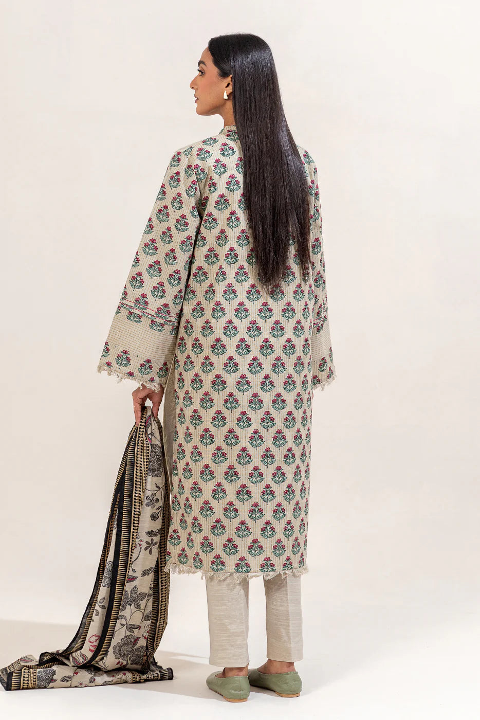 BEECHTREE 3PC EMBROIDERED KHADDAR SUIT-DIVINE DREAMS-BT22402UN004141 gulbuy.com