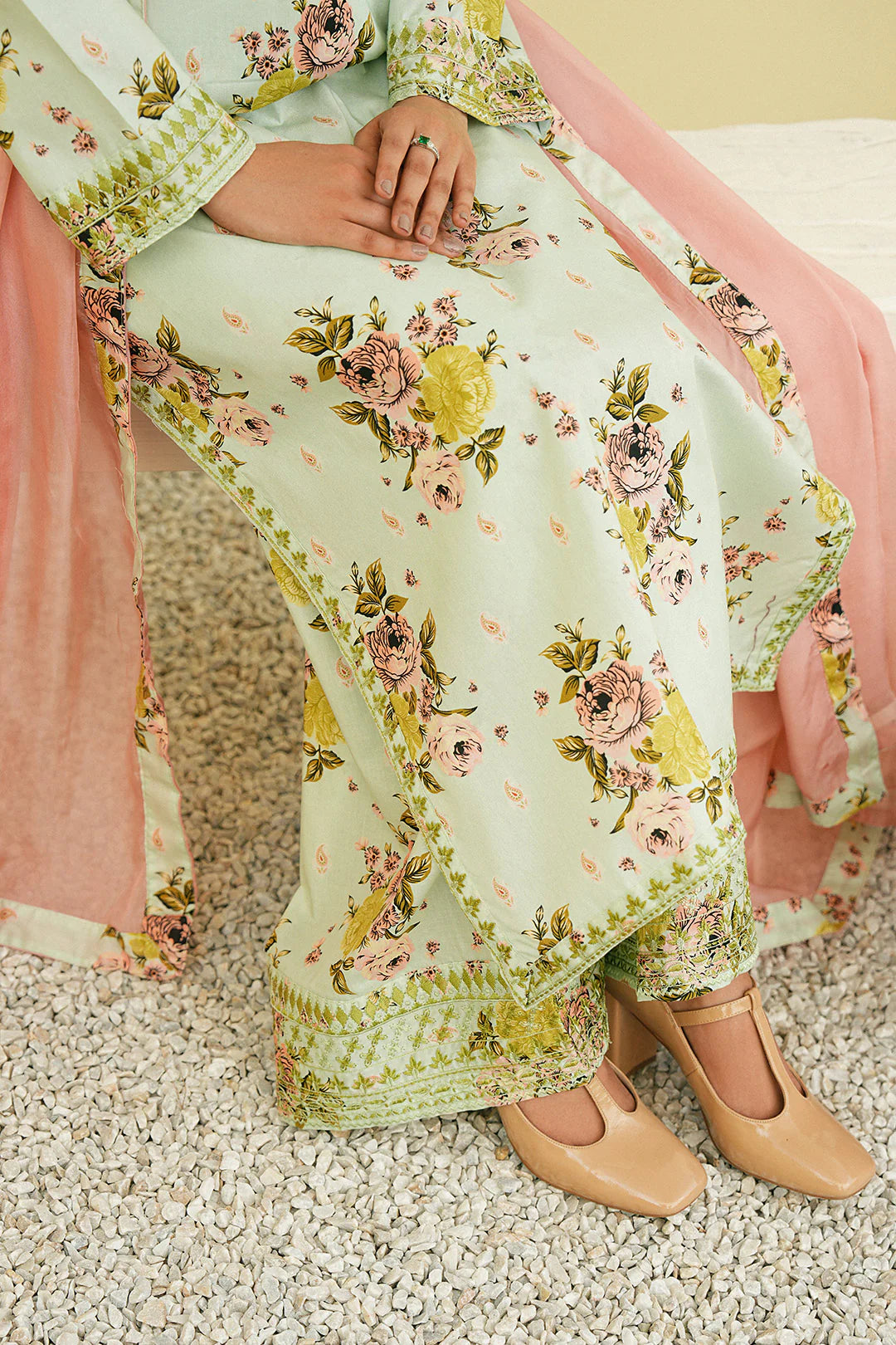 Mannat 3Pc Embriodered Lawn Suit Petals gulbuy.com