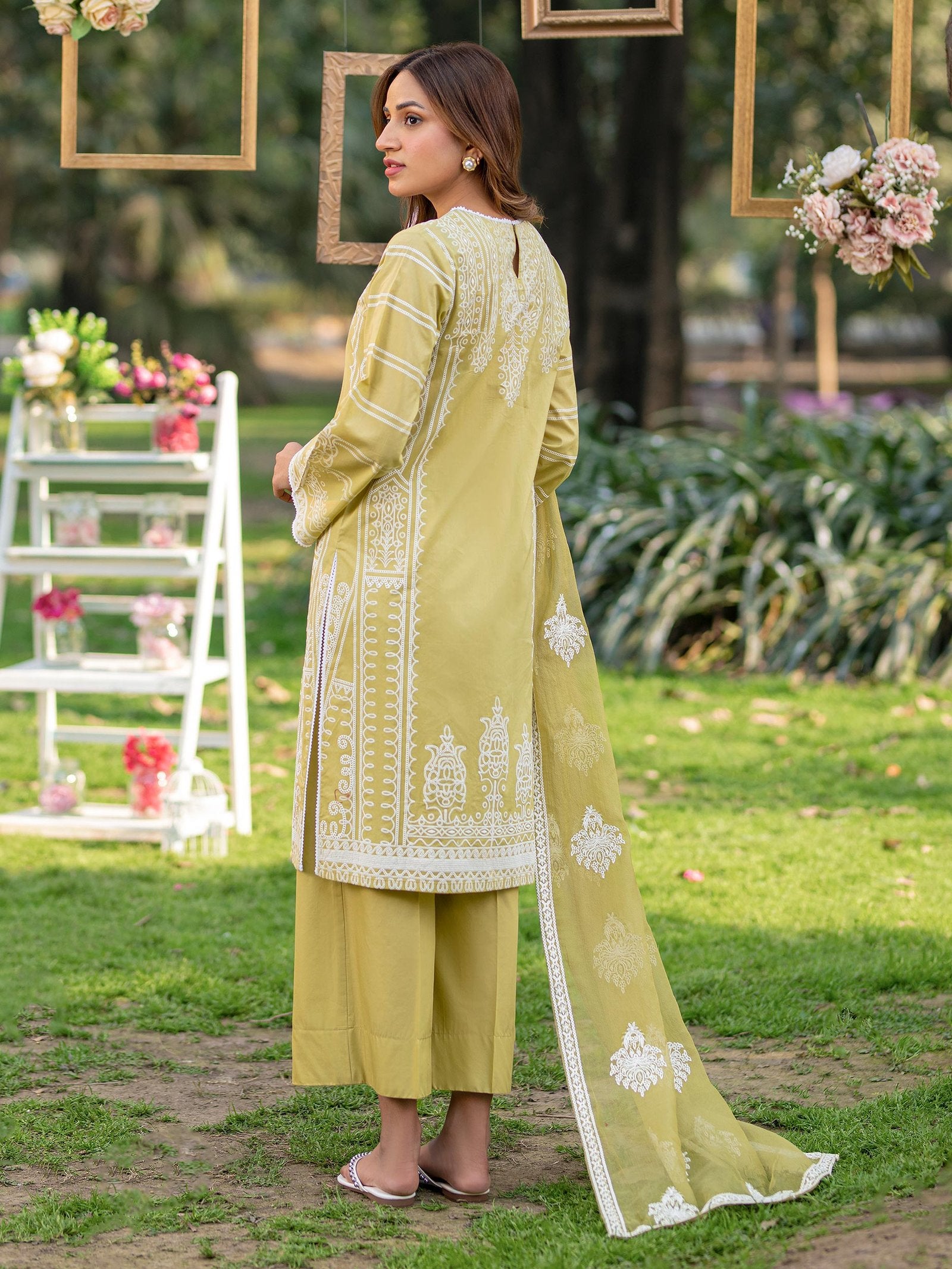 Limelight 3 Piece Embroidered Lawn Suit (U3590SU-3PC-360) gulbuy.com