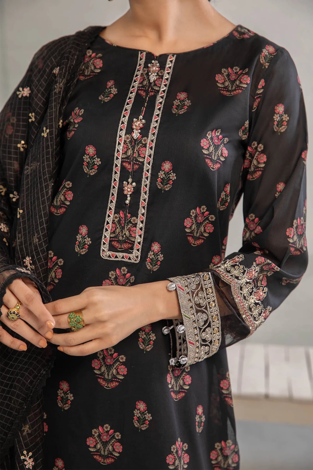 Maria B 3Pc Embroidered Lawn Suit W-EA23-06R1 gulbuy.com