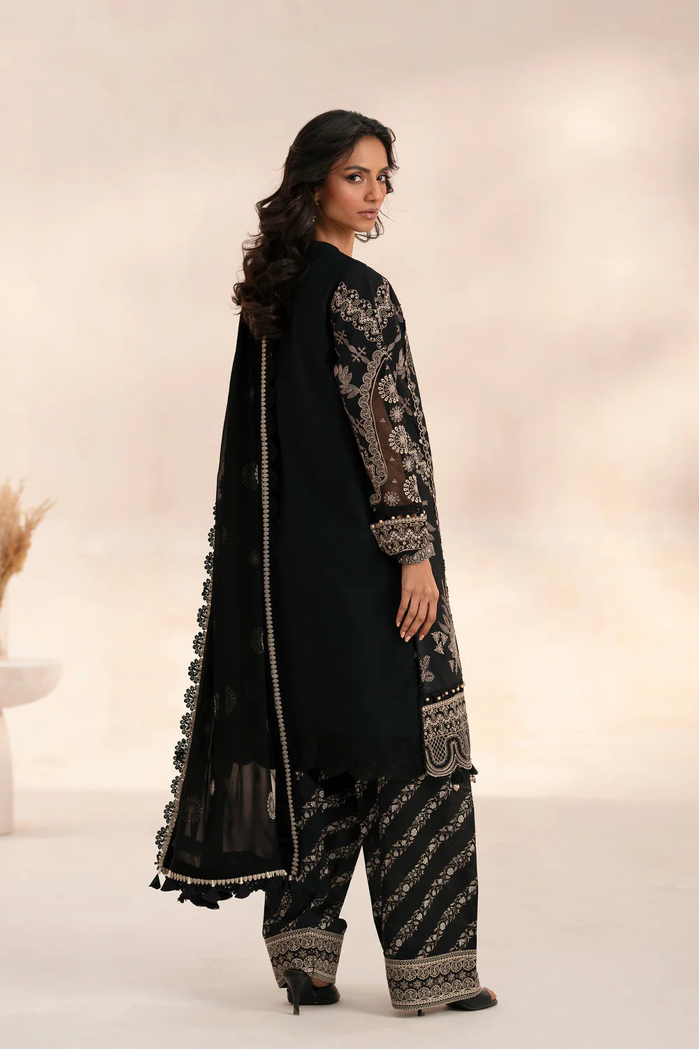 Ethnc 3Pc Embroidered Lawn Suit E0526/203/902 gulbuy.com