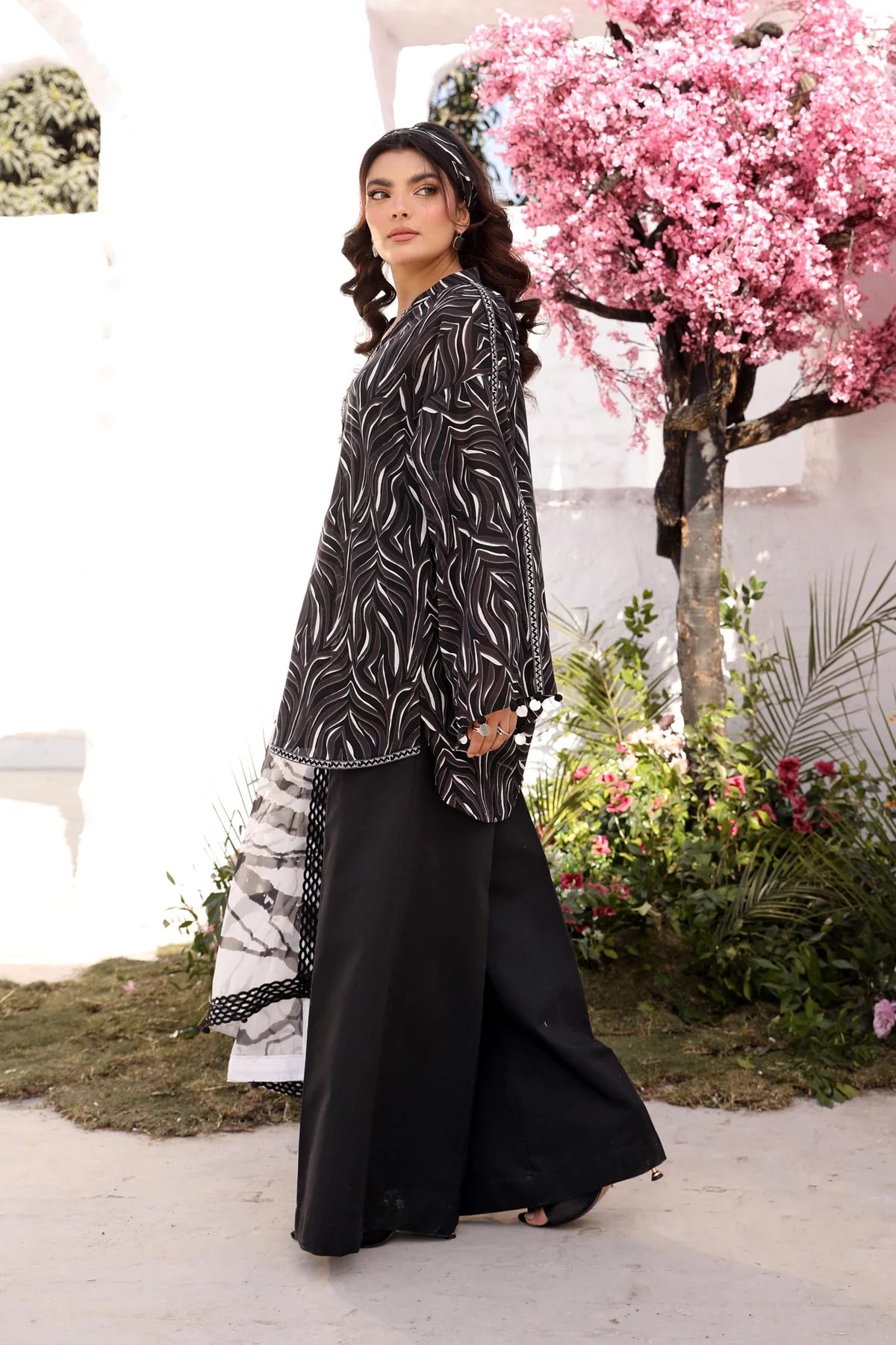 Maria B 3Pc Embroidered Lawn Suit MB-CUS25-704B gulbuy.com
