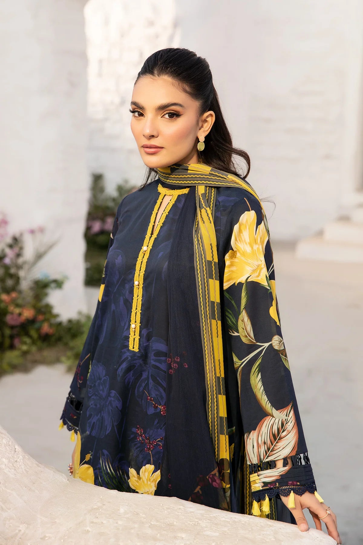 Maria B 3Pc Embroidered Lawn Suit MB-CUS25-710B gulbuy.com