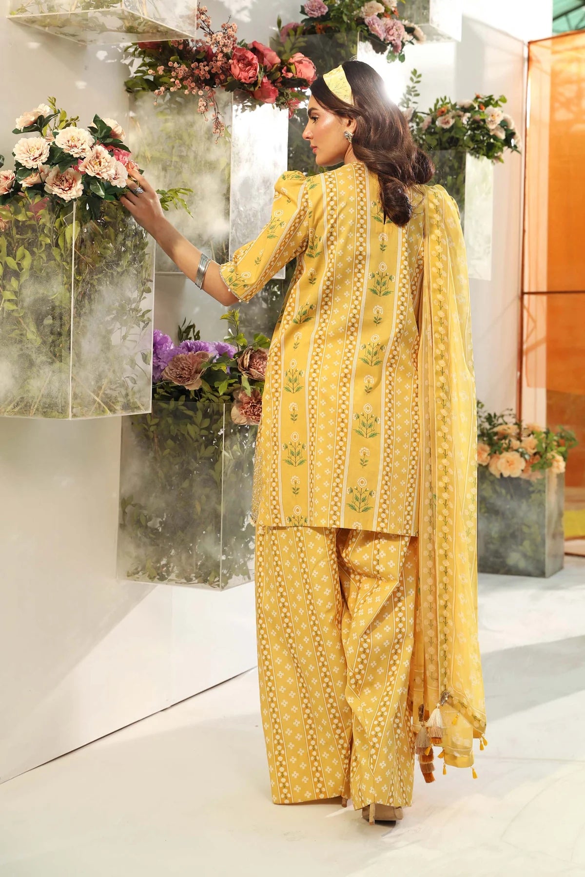 Maria B 3Pc Embroidered Lawn Suit MB-CUS25-711A gulbuy.com