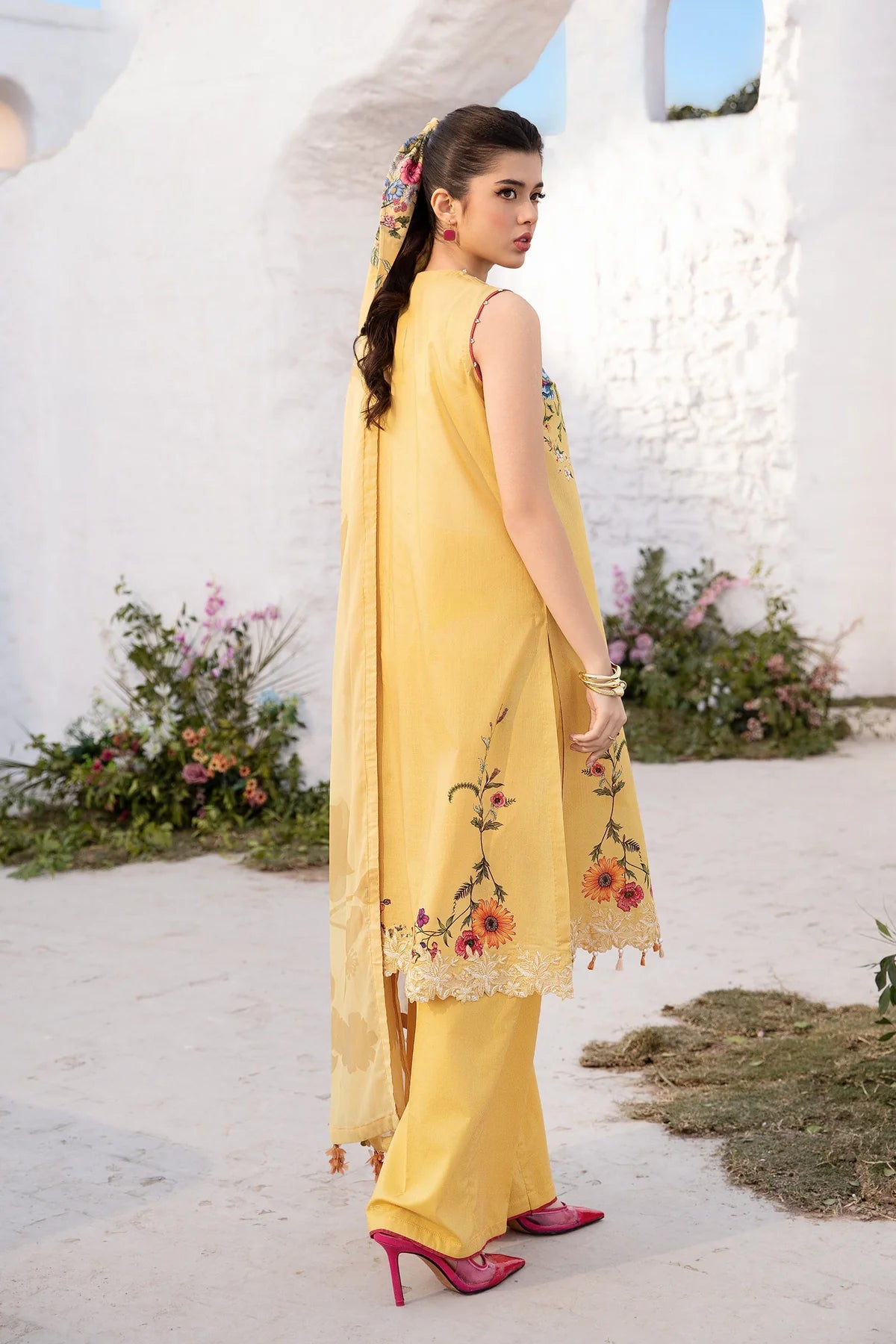 Maria B 3Pc Embroidered Lawn Suit MB-CUS25-712A gulbuy.com