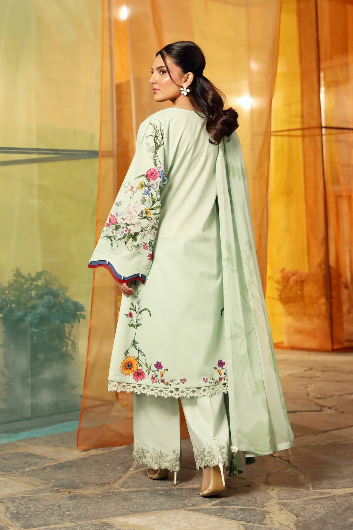 Maria B 3Pc Embroidered Lawn Suit MB-CUS25-712B gulbuy.com