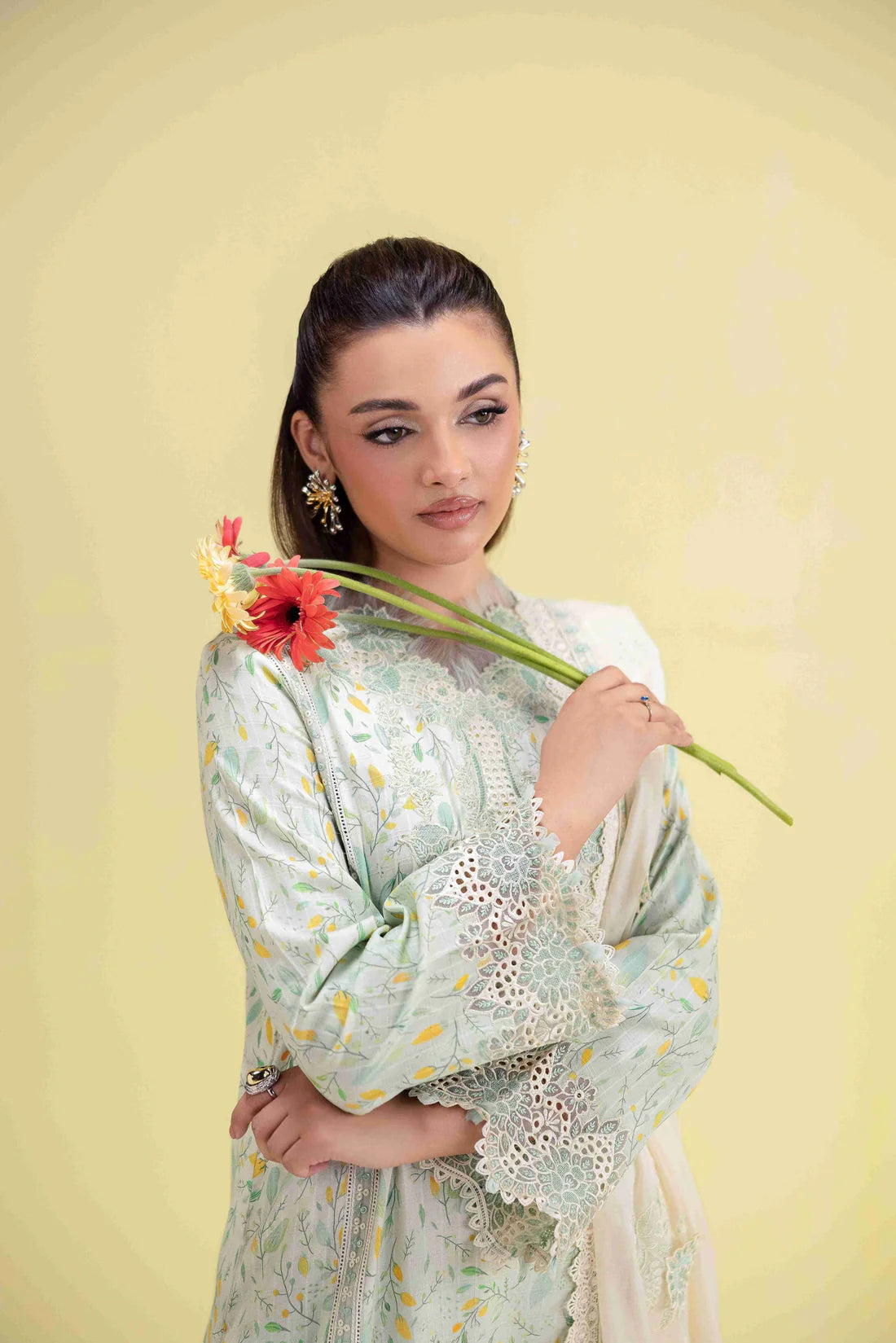 Aabyaan 3Pc Embroidered Lawn Suit AVEN AP-01 gulbuy.com