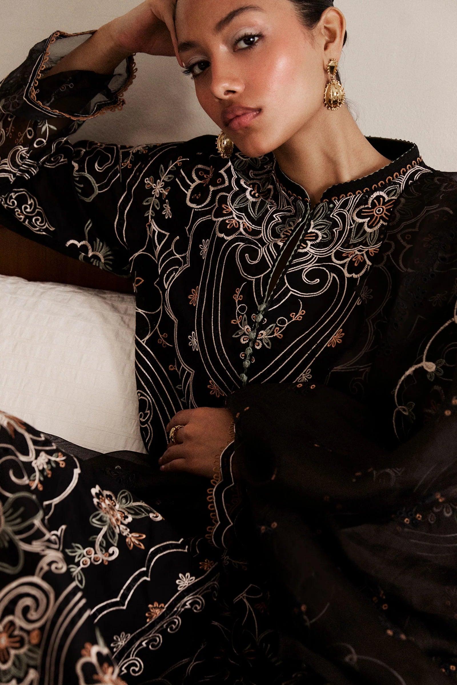 Zara Shahjahan 3Pc Embroidered Lawn Suit Shizumi-4A gulbuy.com