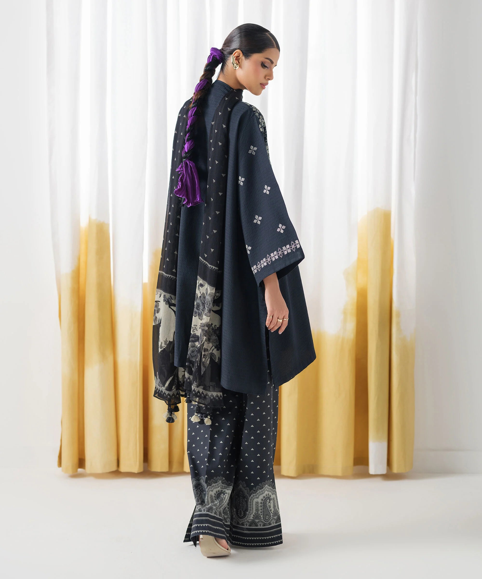 Sapphire 3Pc Embroidered Lawn Suit U3PEBW25V410 gulbuy.com