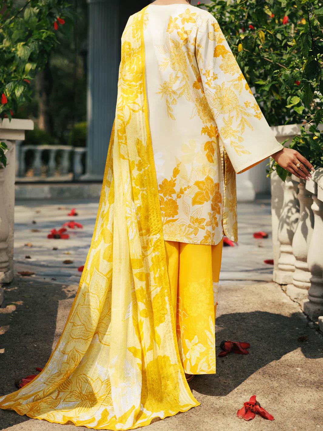 Almirah 3Pc Printed Lawn Suit ALP-3PS-2124 gulbuy.com
