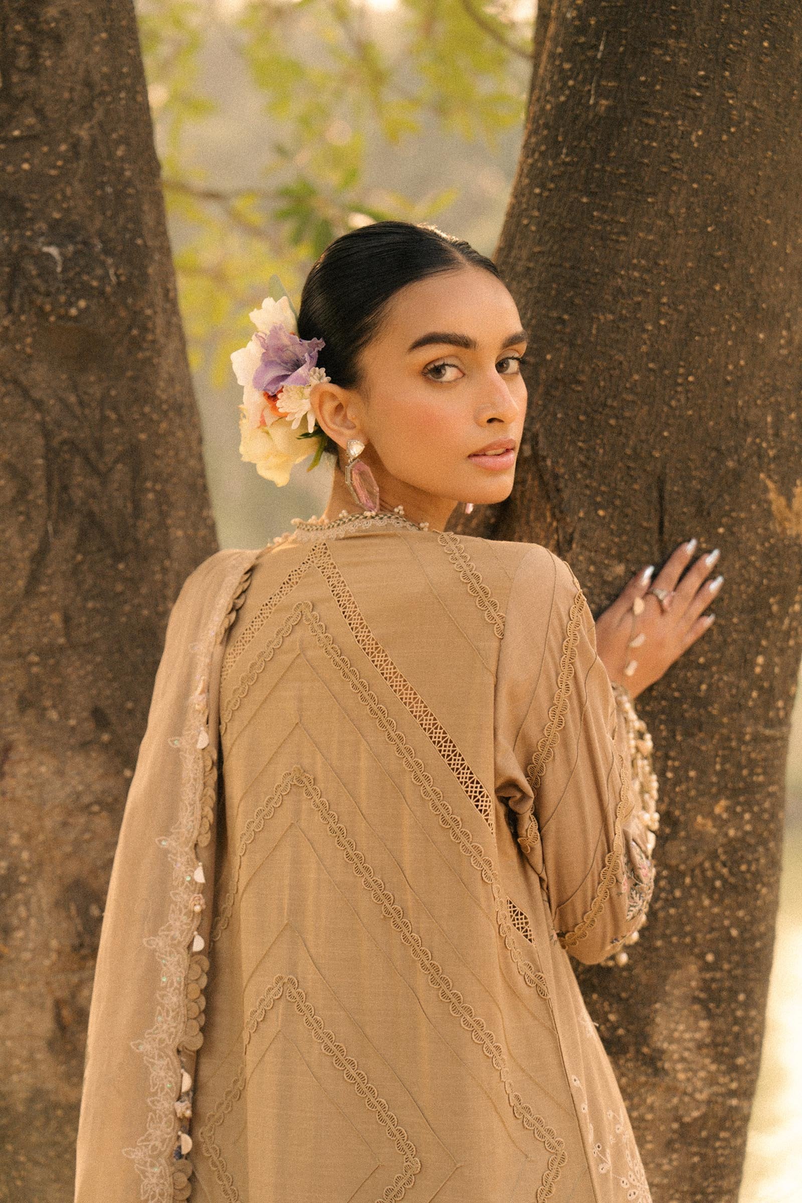 Sana Safinaz 3Pc Embroidered Lawn Suit L251-006A-3CH gulbuy.com