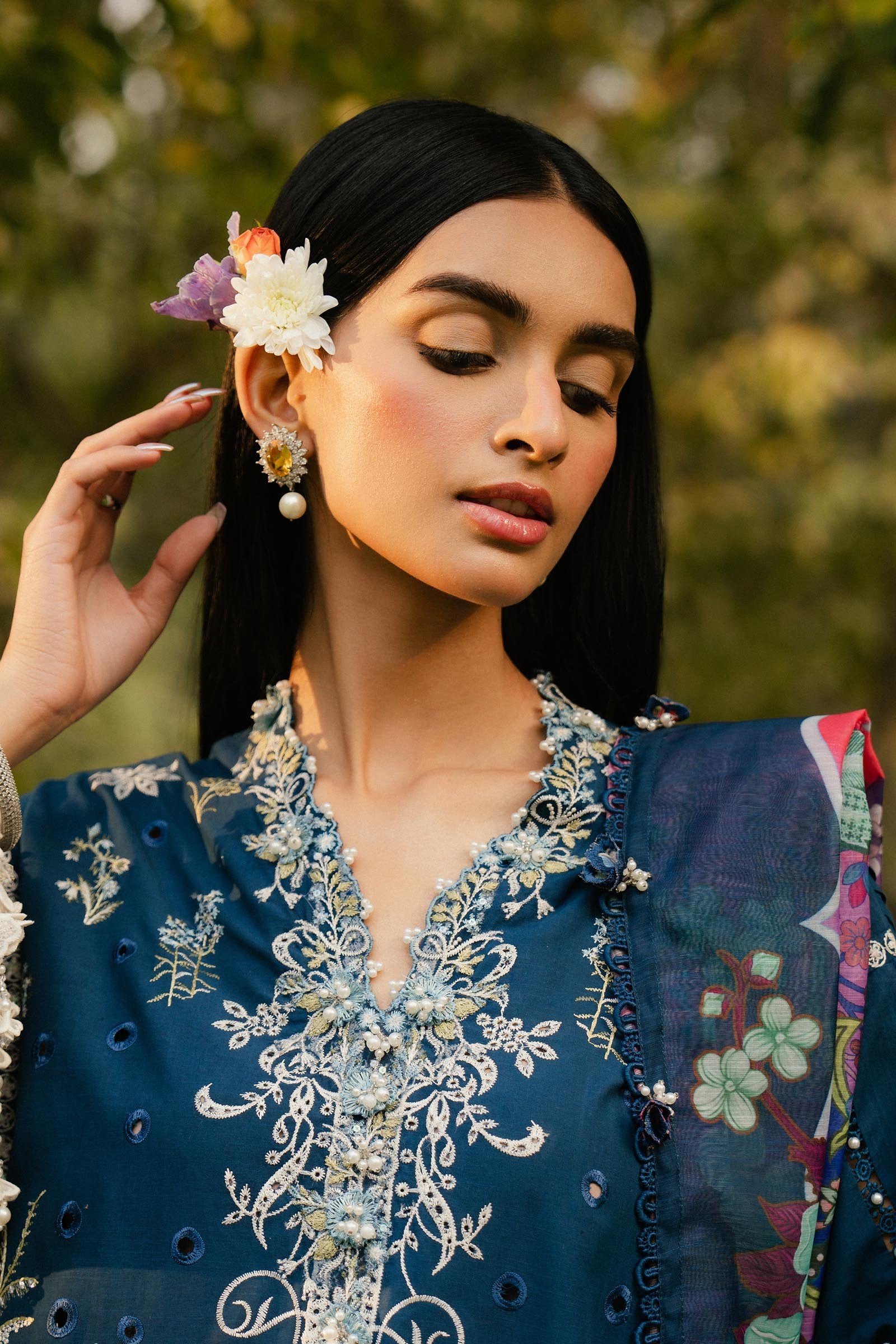 Sana Safinaz 3Pc Embroidered Lawn Suit L251-009B-3DI gulbuy.com