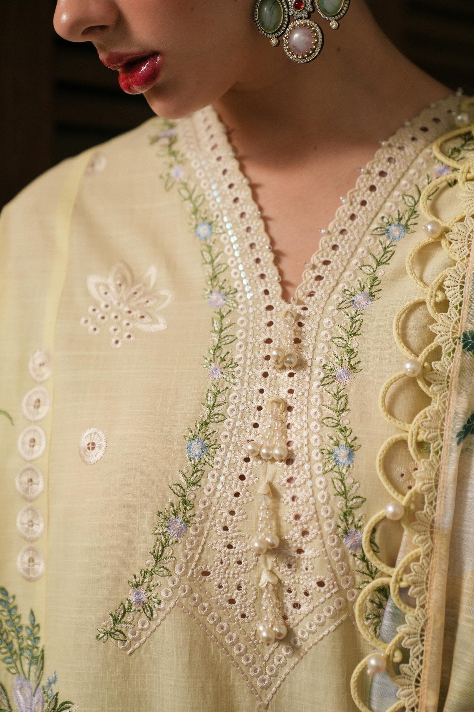 Sana Safinaz 3Pc Embroidered Lawn Suit L251-010A-3DI gulbuy.com
