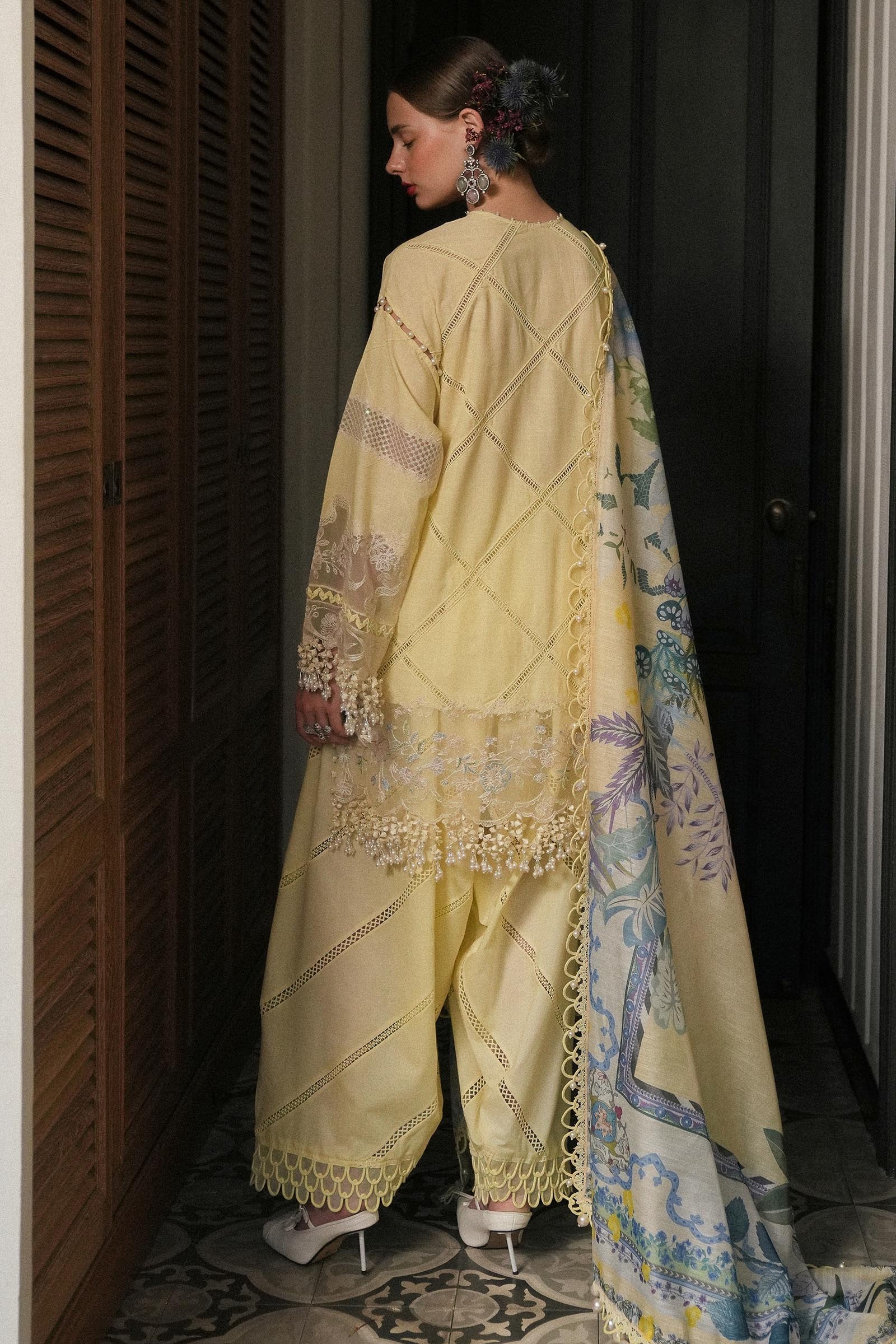 Sana Safinaz 3Pc Embroidered Lawn Suit L251-010A-3DI gulbuy.com
