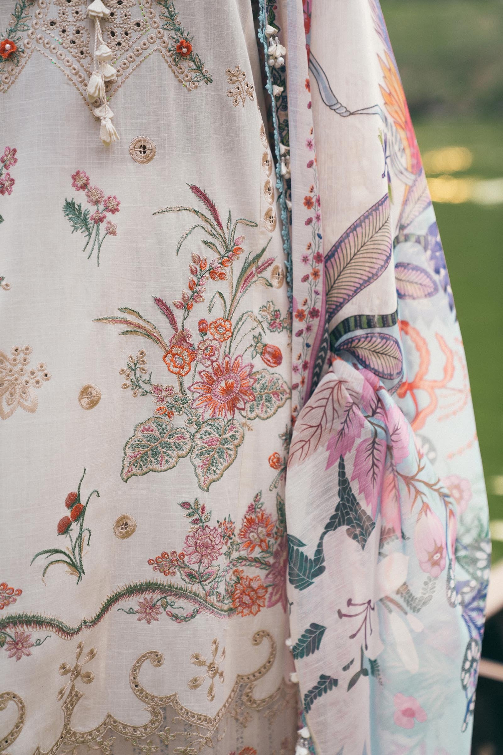 Sana Safinaz 3Pc Embroidered Lawn Suit L251-010B-3DI gulbuy.com
